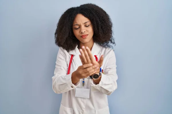 Junge Afroamerikanerin Trägt Arztuniform Und Stethoskop Und Leidet Unter Schmerzen — Stockfoto