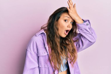 Gündelik giysiler giyen genç İspanyol kız bir hata sonucu el ele tutuşup şaşırdı. Hatayı hatırla. Unuttum, kötü hafıza kavramı. 