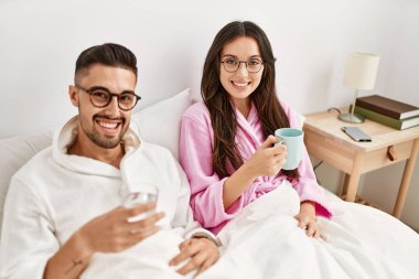 Kahve ve su içen genç İspanyol çift evde yatıyordu..