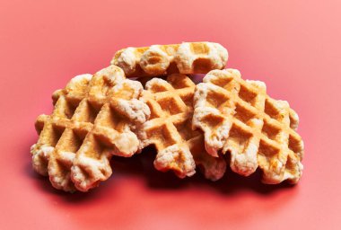  Kırmızı arka planda bir sürü lezzetli waffle.