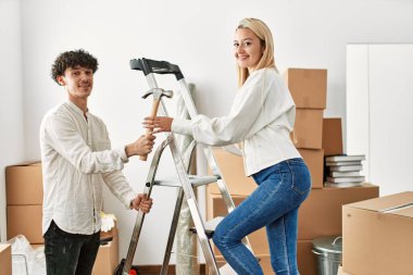 Genç bir kadın yeni evinde merdivenleri çıkıyor..