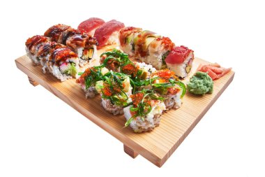  Suşi tahtası beyaz arka planda izole edilmiş.