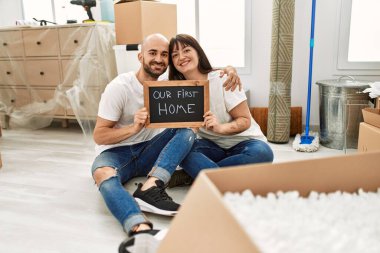 Yeni evimizde yeni tahtamızı tutarken mutlu bir şekilde gülümseyen İspanyol çift..