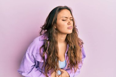 hazımsızlık, acı verici bir hastalık ve midesi ağrıyan gündelik giysiler giyen genç İspanyol kız. Ağrı kavramı. 