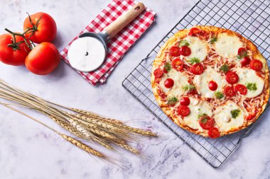  İtalyan pizzası fırın çelik tepside mermer yüzeyde.