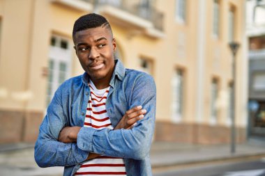 Genç Afro-Amerikan adam, mutlu bir şekilde gülümsüyor..