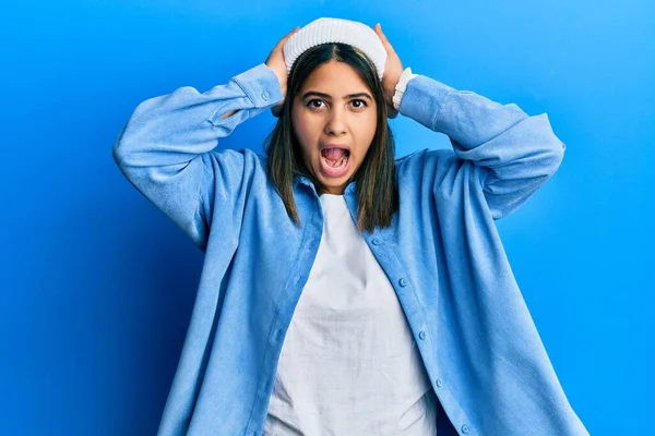 Mujer Latina Joven Usando Gorra Lana Linda Loca Asustada Con —  Fotos de Stock