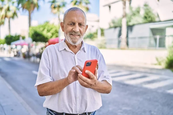 Hombre Mayor Sonriendo Confiado Usando Teléfono Inteligente Calle — Foto de Stock