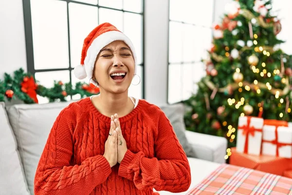 Young Hispanic Woman Short Hair Wearing Christmas Hat Sitting Sofa — Fotografie, imagine de stoc