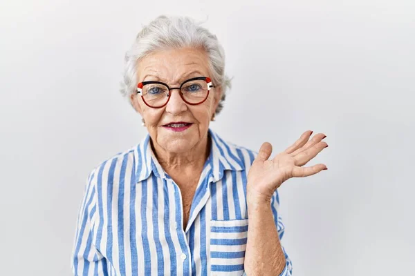 Senior Woman Grey Hair Standing White Background Smiling Cheerful Presenting — Fotografia de Stock