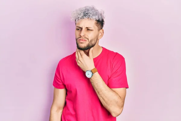 Young Hispanic Man Modern Dyed Hair Wearing Casual Pink Shirt — Stok fotoğraf