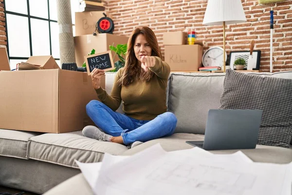 Hispanic Woman Moving New Home Pointing Finger Camera You Confident —  Fotos de Stock