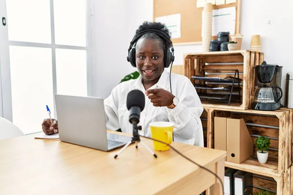 Νεαρή Αφρικανή Που Δουλεύει Στο Ραδιοφωνικό Στούντιο Χαμογελώντας Χαρούμενη Δείχνοντας — Φωτογραφία Αρχείου