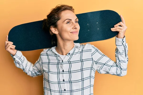 Jong Brunette Vrouw Holding Skate Glimlachen Kijken Naar Kant Staren — Stockfoto