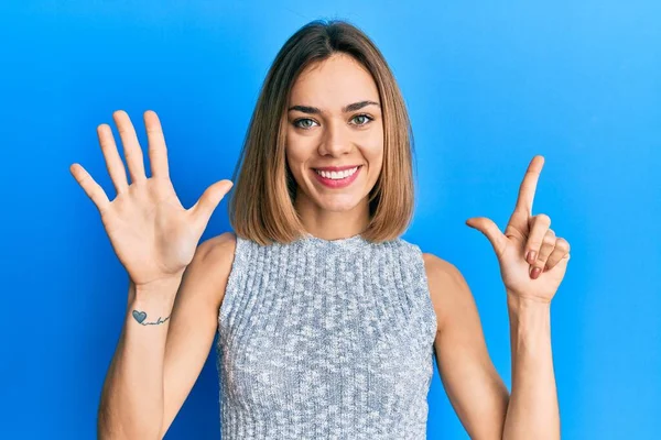 Jonge Kaukasische Blonde Vrouw Dragen Casual Shirt Tonen Wijzen Met — Stockfoto