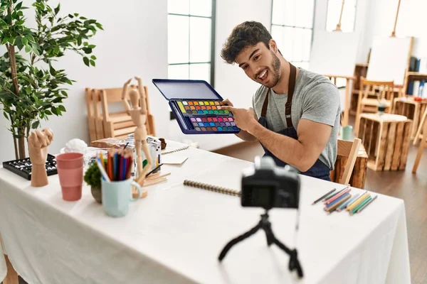 Jonge Latijns Amerikaanse Kunstenaar Man Glimlachend Gelukkig Het Maken Van — Stockfoto