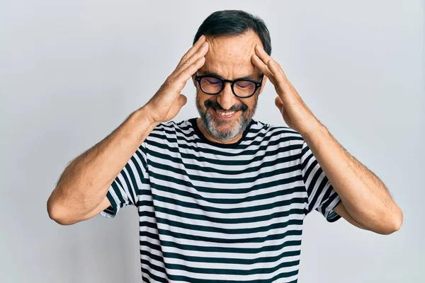 中世のヒスパニック系の男性の頭の上に手でカジュアルな服や眼鏡を着用し 頭痛のため ストレス 片頭痛 — ストック写真