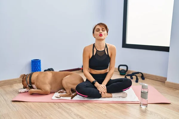 Young Beautiful Woman Sitting Yoga Mat Looking Camera Blowing Kiss — Stock Photo, Image