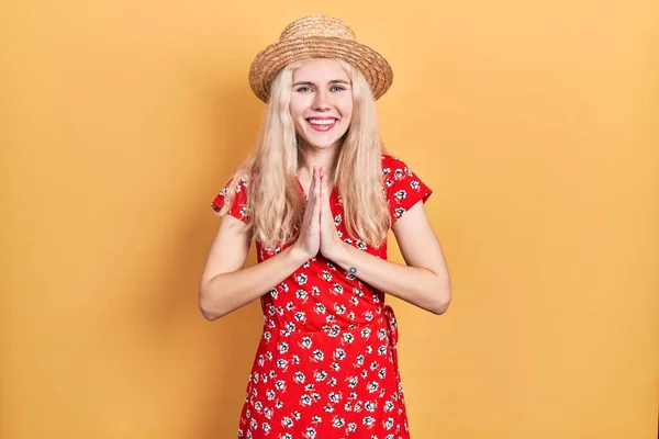 Όμορφη Καυκάσια Γυναίκα Ξανθά Μαλλιά Φοράει Καλοκαιρινό Καπέλο Προσεύχεται Χέρια — Φωτογραφία Αρχείου
