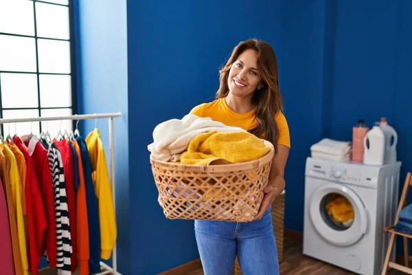 Young Latin Woman Smiling Confident Holding Basket Clothes Laundry Room — 图库照片