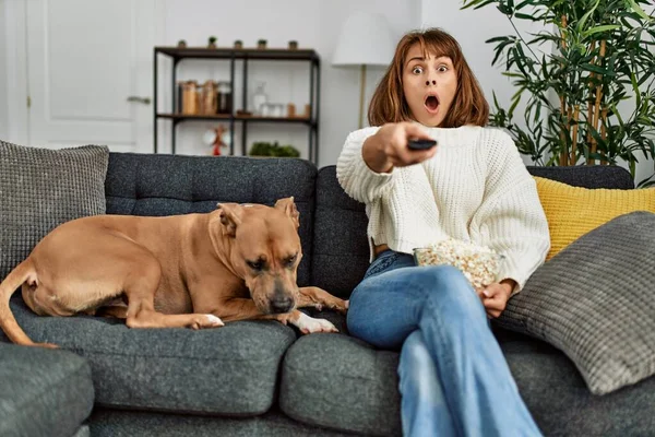 Junge Kaukasische Frau Sieht Film Hause Auf Sofa Mit Hund — Stockfoto