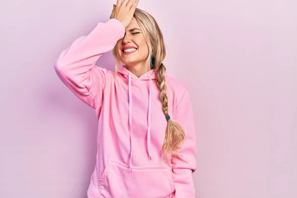 Beautiful Young Blonde Woman Wearing Pink Sweatshirt Surprised Hand Head — 스톡 사진