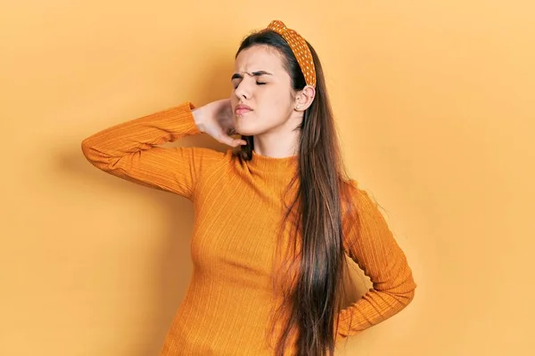 Young Brunette Teenager Wearing Casual Yellow Sweater Suffering Neck Ache — Stok fotoğraf