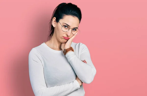 Jonge Latijns Amerikaanse Vrouw Draagt Casual Kleding Denken Kijken Moe — Stockfoto