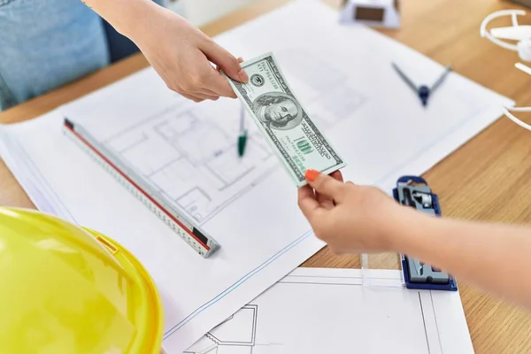 Joven Mujer Caucásica Pagando Con Dólar Estudio Arquitecto —  Fotos de Stock