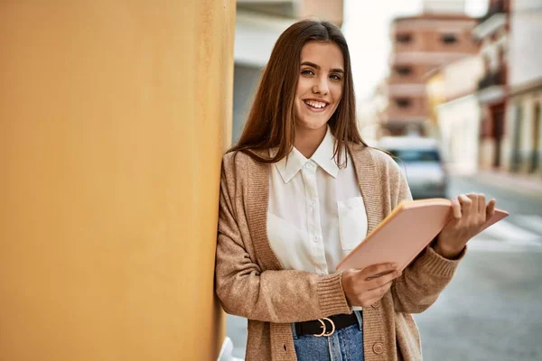 Joven Estudiante Hispana Sonriendo Feliz Sosteniendo Libro Ciudad —  Fotos de Stock