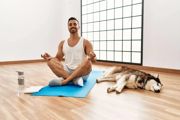 Young Hispanic Man Smiling Confident Training Yoga Dog Sport Center — Zdjęcie stockowe