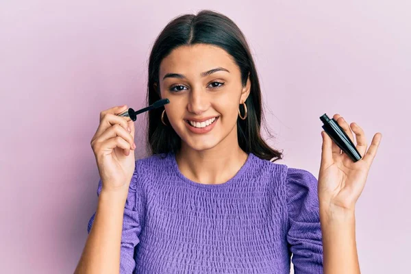 Young Hispanic Woman Holding Eyelashes Curler Smiling Happy Cool Smile — Stockfoto