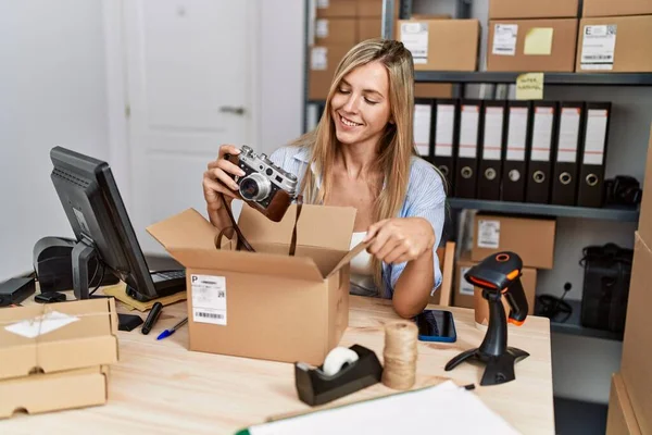 Young Blonde Woman Ecommerce Business Worker Packing Vintage Camera Order — Foto de Stock