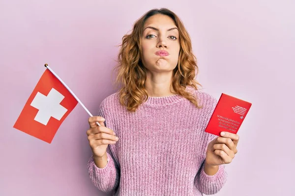 Kafkasyalı Genç Bir Kadın Elinde Sviçre Bayrağı Komik Suratlı Yanak — Stok fotoğraf