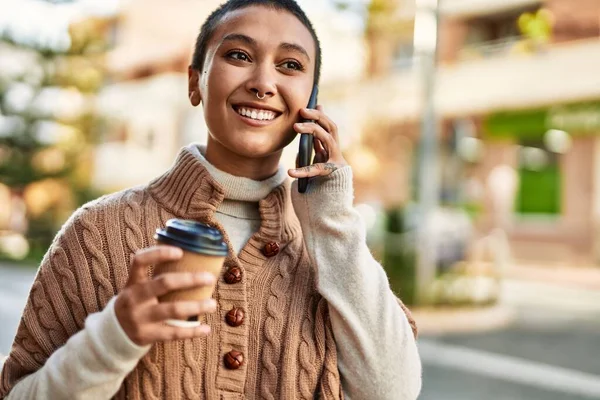 Mujer Hispana Joven Con Pelo Corto Sonriendo Feliz Bebiendo Una — Foto de Stock