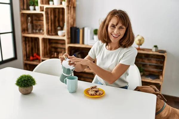 Jovem Caucasiana Tomando Café Manhã Sentado Mesa Casa — Fotografia de Stock