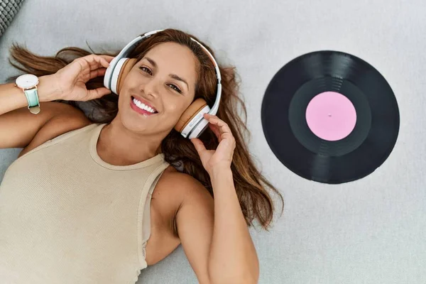 Junge Lateinamerikanische Frau Hört Musik Hause Auf Dem Sofa Liegend — Stockfoto