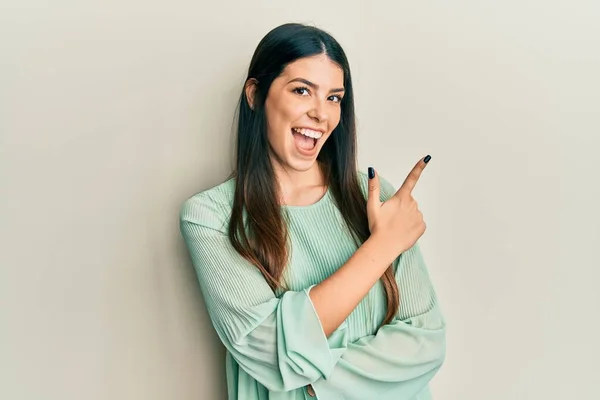 Mujer Hispana Joven Vestida Con Ropa Casual Sonriendo Alegre Señalando — Foto de Stock