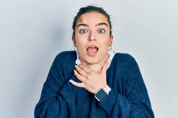 Menina Caucasiana Jovem Vestindo Roupas Casuais Gritando Sufocar Porque Estrangulamento — Fotografia de Stock