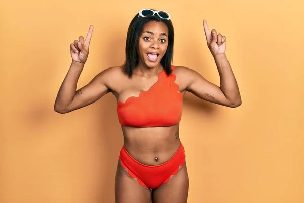 Ung Afrikansk Amerikansk Flicka Klädd Bikini Leende Förvånad Och Förvånad — Stockfoto