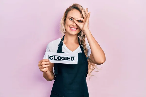 Beautiful Young Blonde Woman Wearing Waitress Apron Holding Closed Banner — Stok fotoğraf