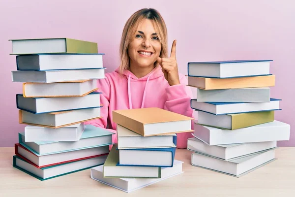 Young Caucasian Woman Sitting Table Books Pointing Finger Successful Idea — Stock Photo, Image