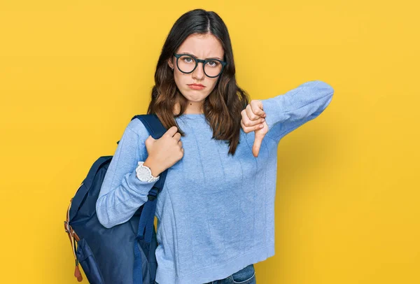 Junges Schönes Mädchen Trägt Studentenrucksack Mit Wütendem Gesicht Negatives Zeichen — Stockfoto