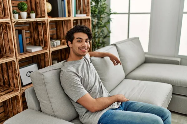 Junger Hispanischer Mann Lächelt Glücklich Auf Dem Sofa Hause — Stockfoto