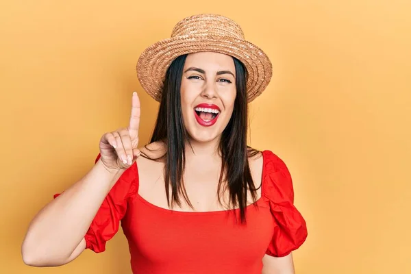 Νεαρή Ισπανίδα Που Φοράει Καλοκαιρινό Καπέλο Και Δείχνει Δάχτυλο Νούμερο — Φωτογραφία Αρχείου