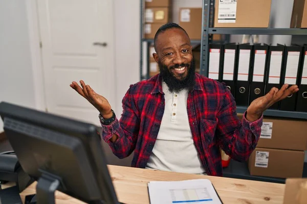 Young African American Man Ecommerce Business Worker Working Office — Stockfoto