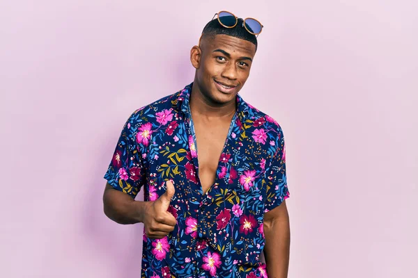Young Black Man Wearing Hawaiian Shirt Sunglasses Doing Happy Thumbs — Foto de Stock