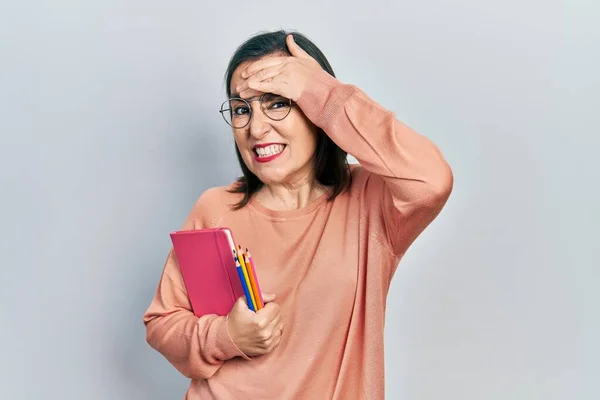 Moyen Age Femme Hispanique Tenant Livre Crayons Couleur Stressé Frustré — Photo