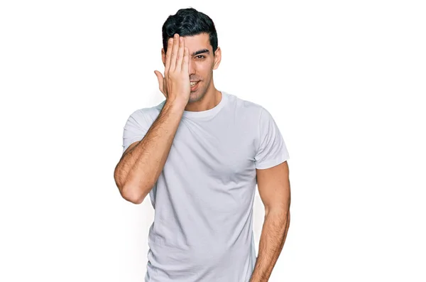 Hombre Hispano Guapo Vistiendo Camiseta Blanca Casual Cubriendo Ojo Con —  Fotos de Stock