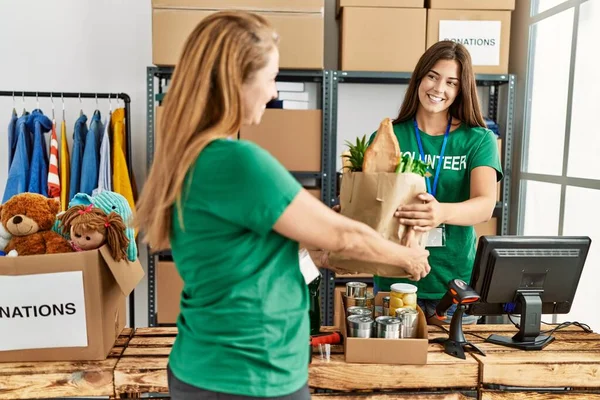 Mutter Und Tochter Freiwilliger Uniform Mit Lebensmittelpapiertüte Charity Zentrum — Stockfoto